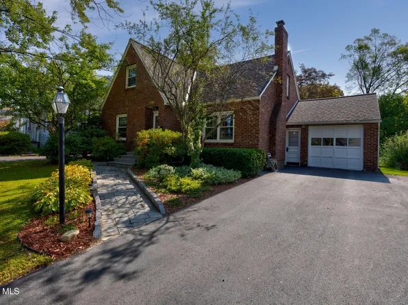 2324 Niskayuna Dr, Niskayuna, NY 12309