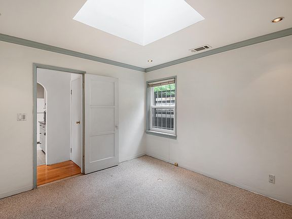 5th image of 3434 Fernwood Ave