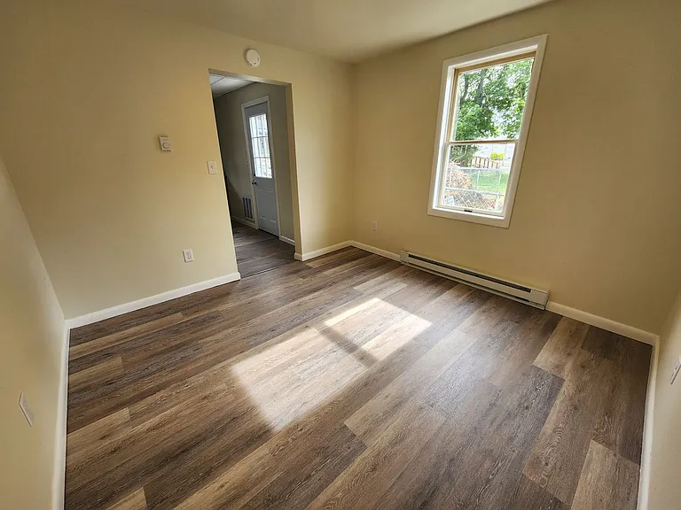 383-385 Tolbert Ave — Photo 5