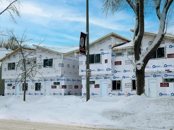 416 N 5th St #A, Grand Forks, ND 58203