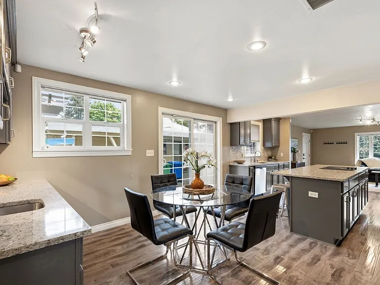 2502 NE 7th St — Photo 3