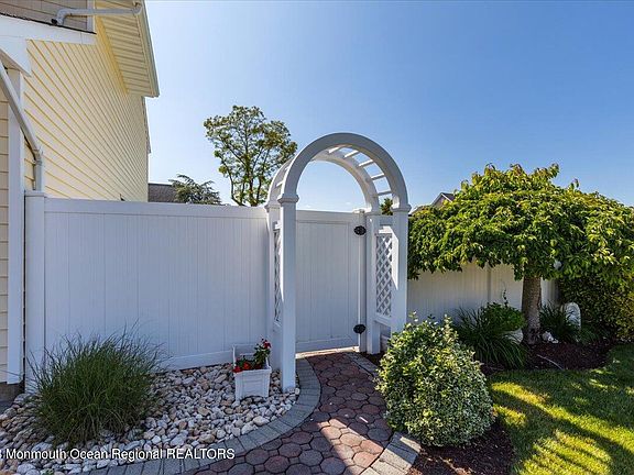 4th image of 2226 Briarwood Lane