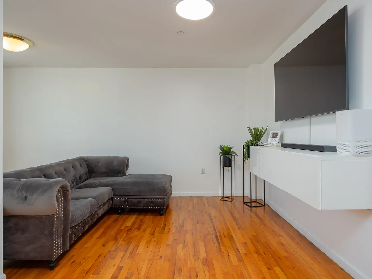 2 bed, 700 sqft, $2,800 — Photo 2