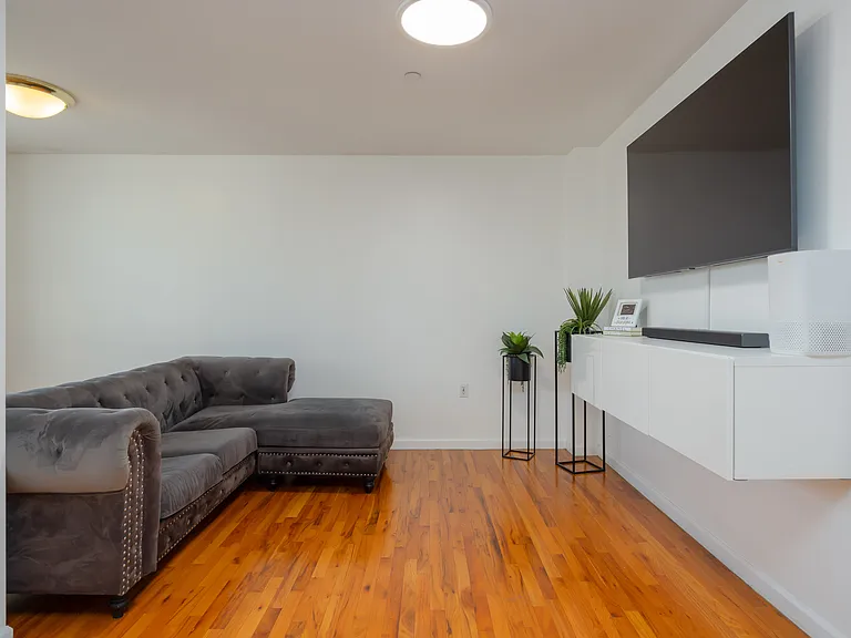 2023 Belmont Ave #5C — Photo 2