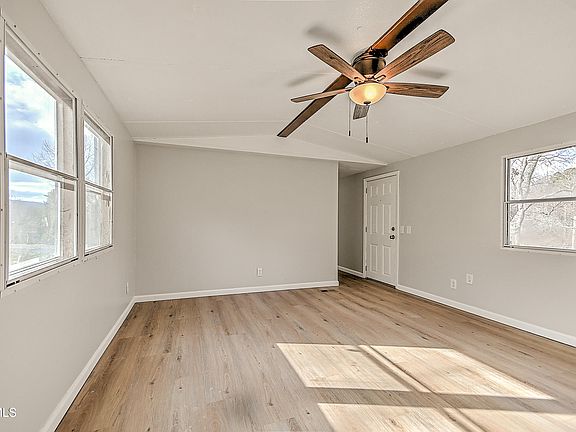 3rd image of 109 Arbutus Ave