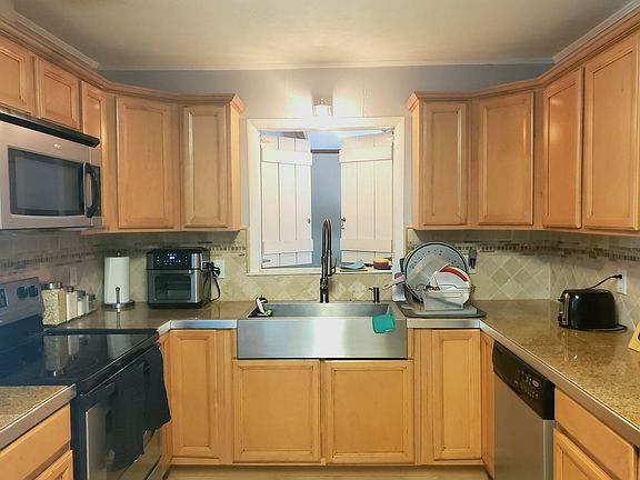 5th image of 3265 Logan Dr