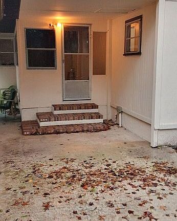 Front entry. Leaves erg.