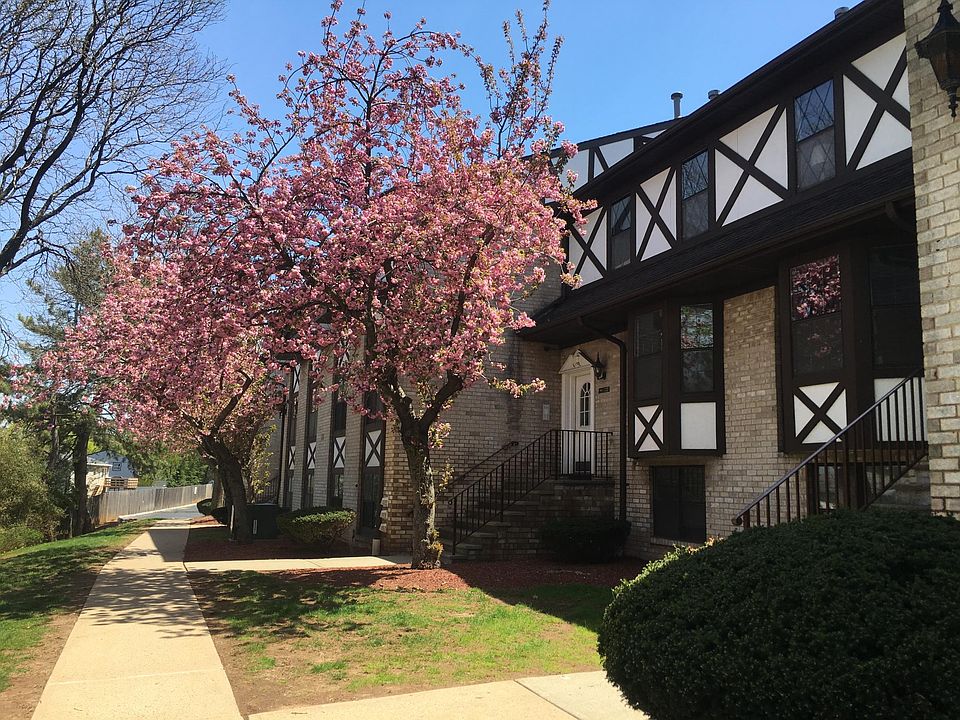 Sleepy Hollow Gardens Front View Building #2