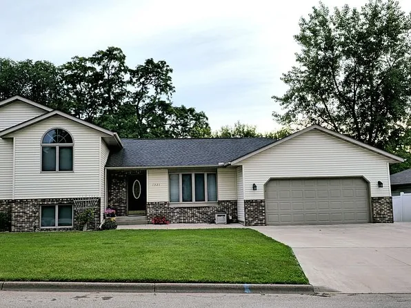 1321 Ridgewood Dr, Winona, MN 55987