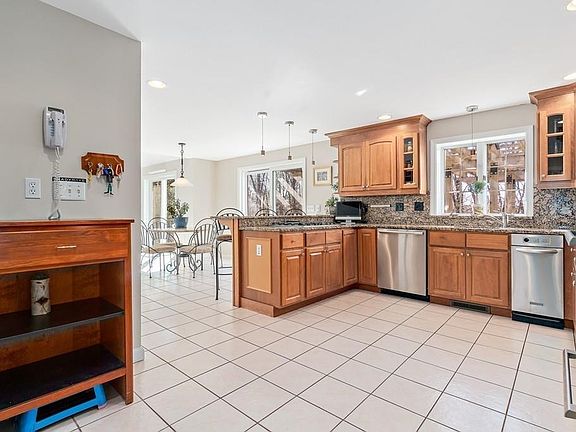 4th image of 16 Barberry Ln