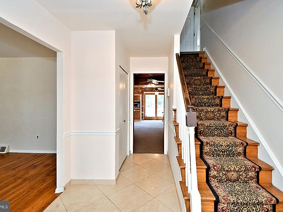 4th image of 32 Walnut Dr