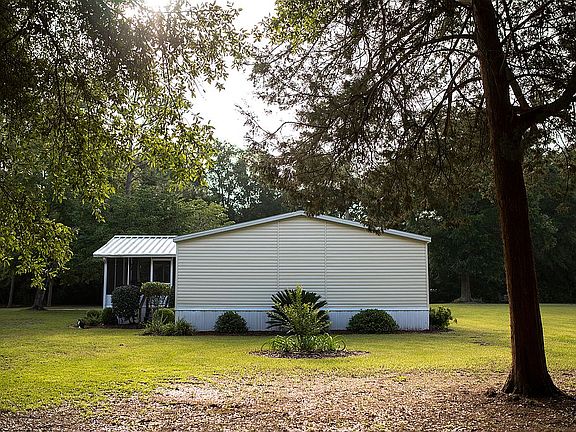 4th image of 304 NE Pampas Dr