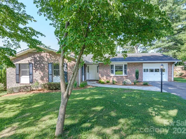 1045 Carousel Ln, Hendersonville, NC 28792