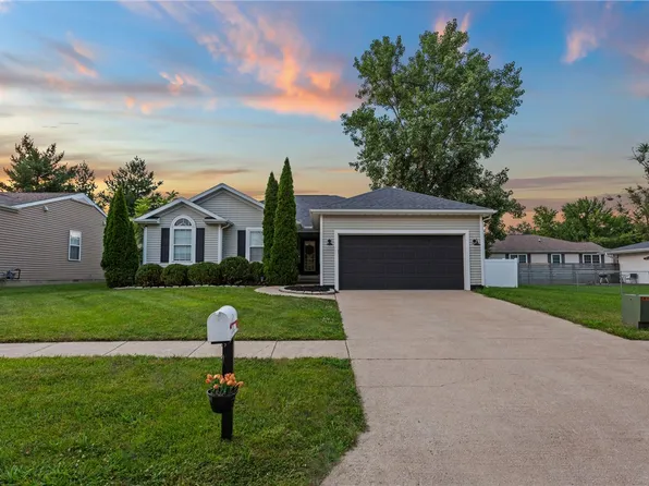 919 Woodberry Ln, Charleston, IL 61920