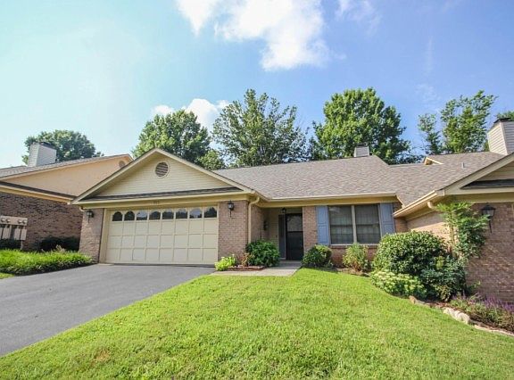 3rd image of 925 Portsmouth Cir