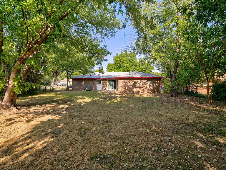 2220 Louise Ln — Photo 18