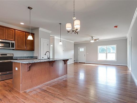 4th image of 258 Hickory Cir