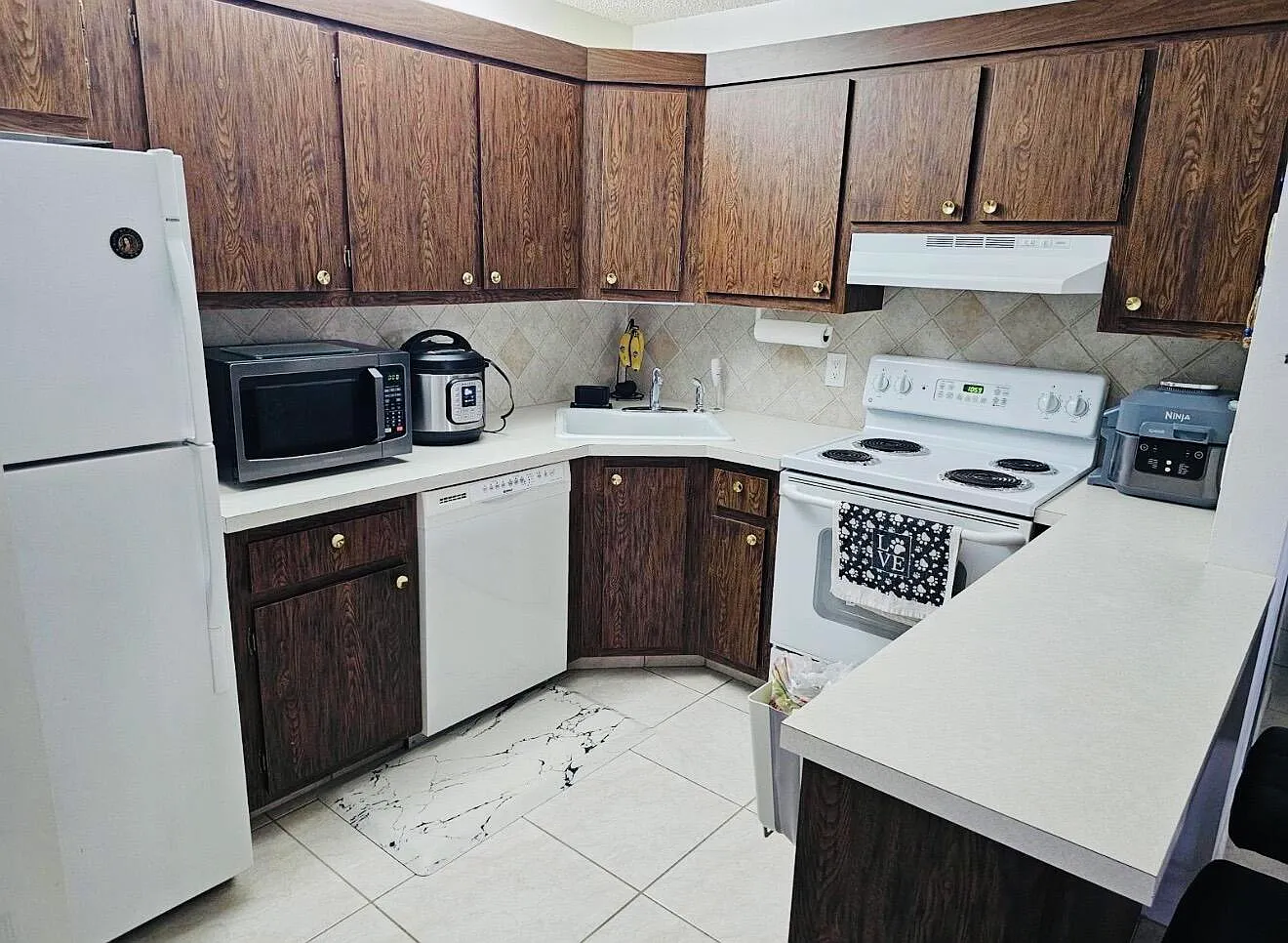 2 bed, 2.0 bath, 922 sqft, $1,600 — Photo 3