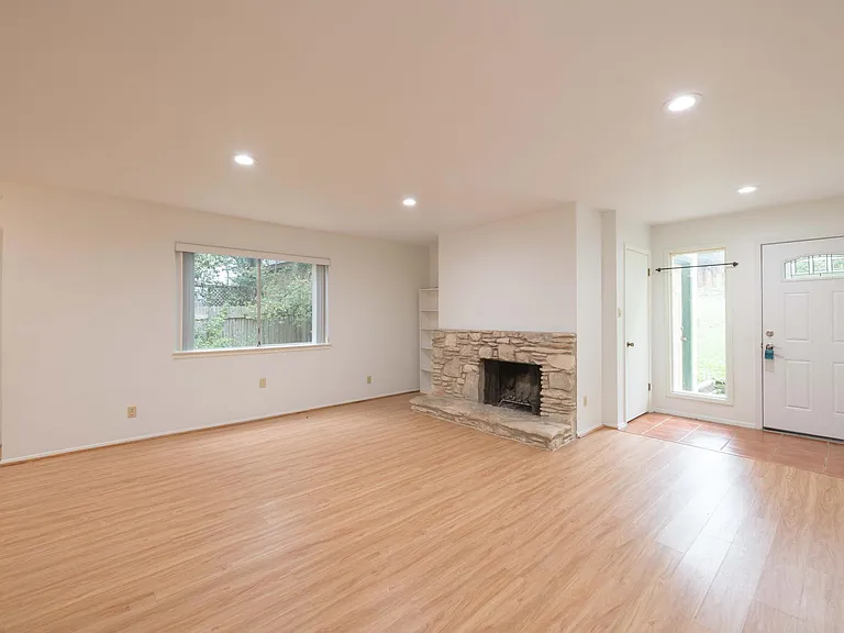 701 The High Rd #A — Photo 10