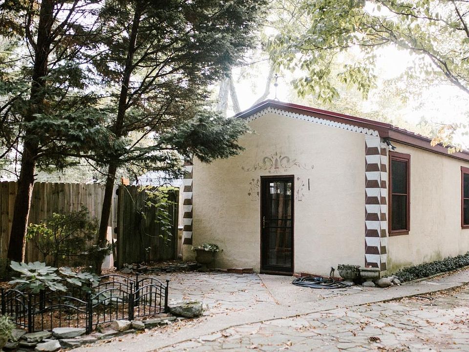 Studio is located between main house & driveway