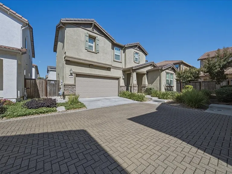 15 Bannock Glen Pl — Photo 2