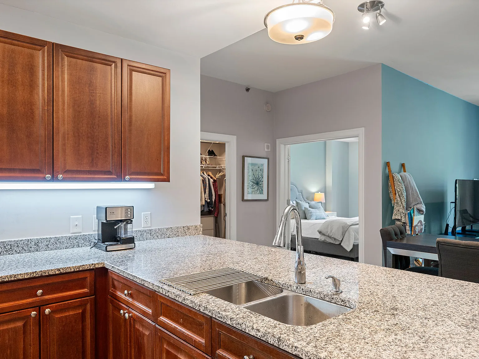 1 bed, 934 sqft, $2,200 — Photo 2