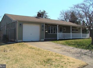 58 Strawberry Ln, Levittown, PA 19055