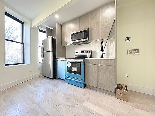 2nd image of 2112 Regent Pl #2NDW