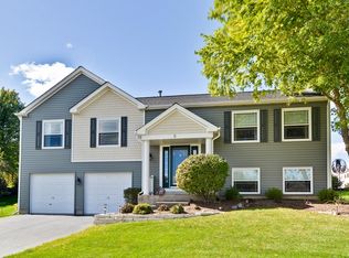 8 Falcon Ridge Ct, Algonquin, IL 60102