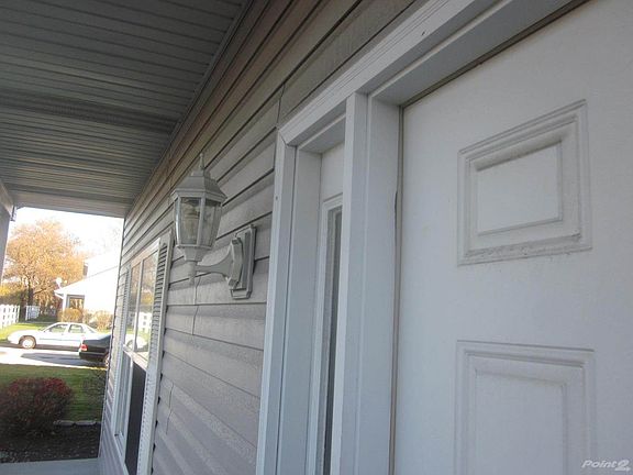 5th image of 700 Shady Acres Ln