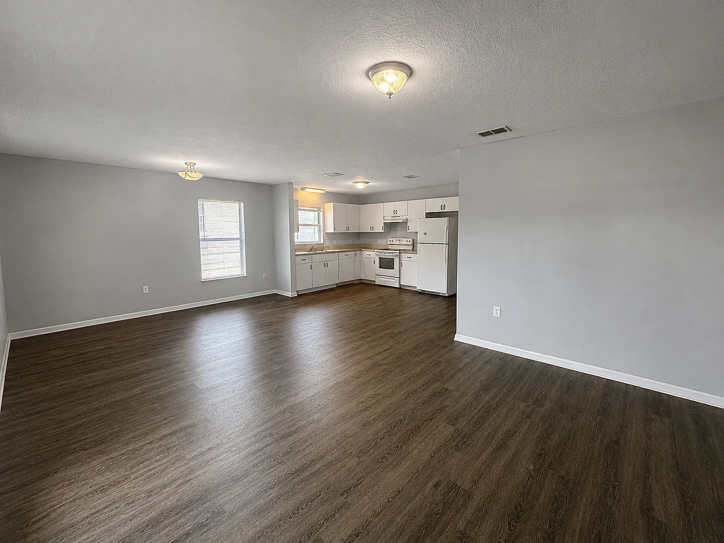 Spacious 2BR/1BA Duplex with Vaulted Ceilings & Bonus Space! — Photo 2