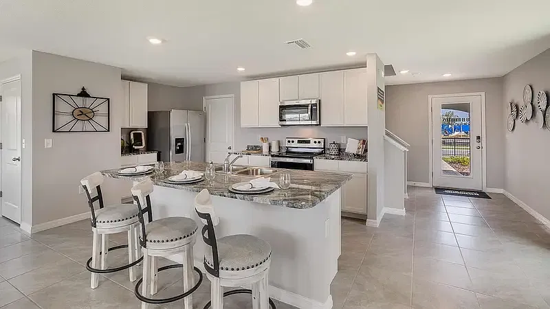 4 bed, 2.0 bath, 2000 sqft, $2,800 — Photo 2
