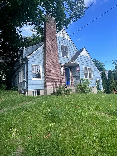 905 NE D St Photo 1