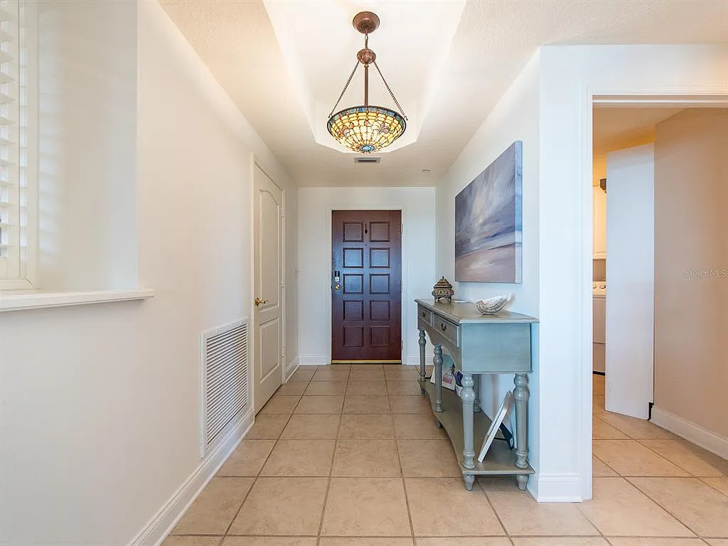 3 bed, 3.0 bath, 2087 sqft, $10,000 — Photo 3