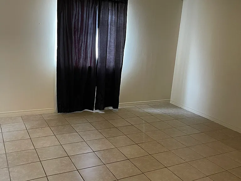 1008 Antonio St — Photo 10