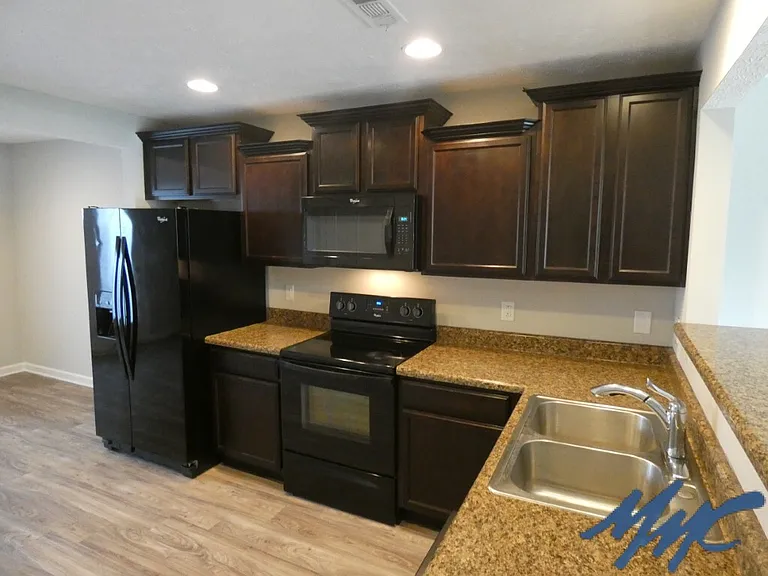 1423 Clydesdale St — Photo 4