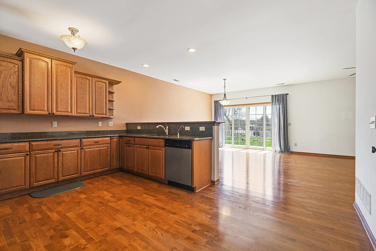 2 bed, 2.5 bath, 1976 sqft, $2,250 — Photo 4