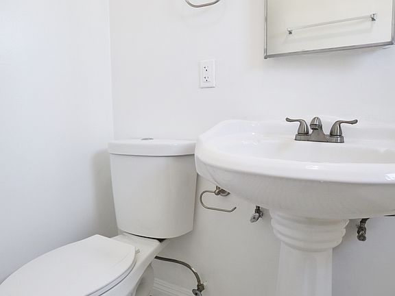 5th image of 706 N St Andrews Pl APT 302