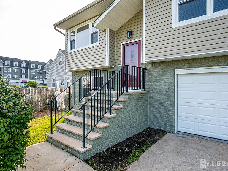 134 Frank St — Photo 8