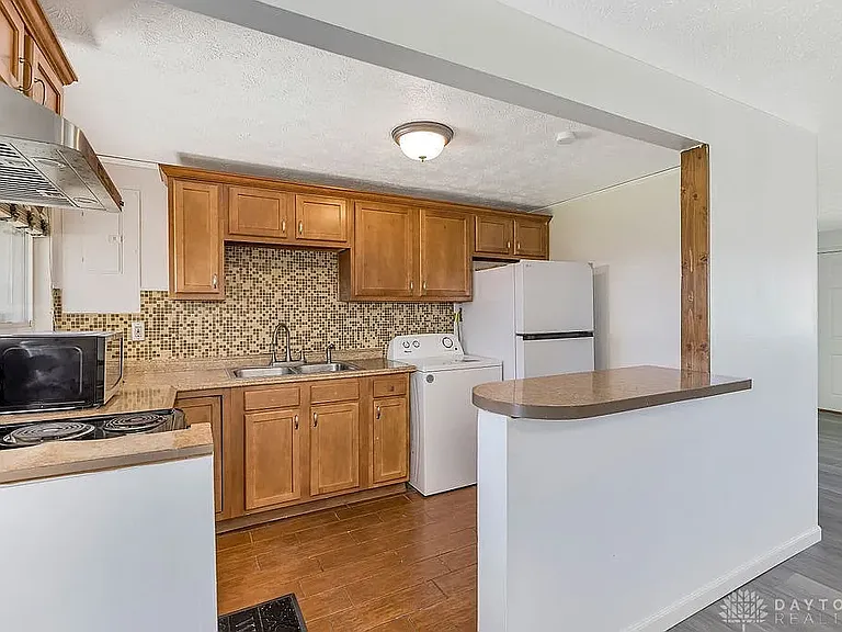 2090 Mattis Dr — Photo 27