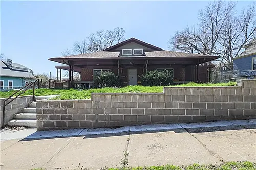 520 N White Ave Photo 1