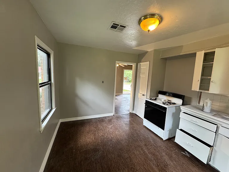 528 E Douglas Dr — Photo 21