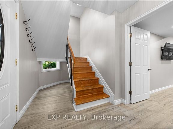 4th image of 7 Maplehurst Ave