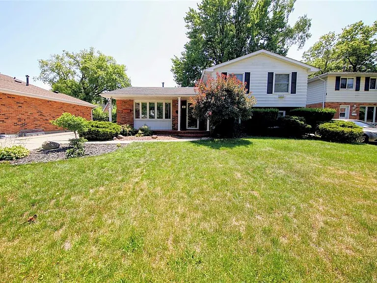 883 Assiniboine Cres — Photo 1