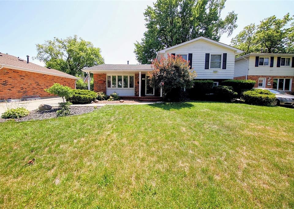 1st image of 883 Assiniboine Cres