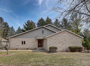 54 Huntington Rd, Delafield, WI 53018