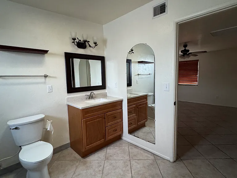 1524 W Saint Clair St — Photo 15