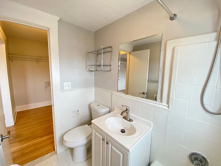 100 Howe Street — Photo 149