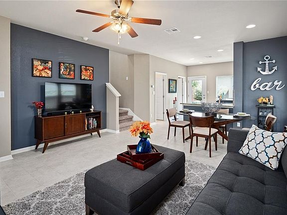 3rd image of 118 Friendship Oak Dr