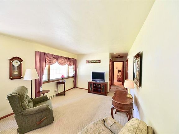 4th image of 673 Burdie Dr